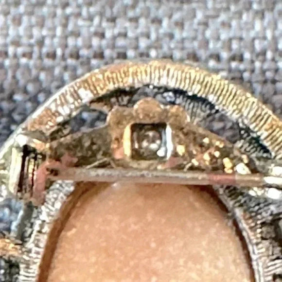 Vintage Multi-colored Resin Roses Oval Shaped Brooch - Picture 6 of 10